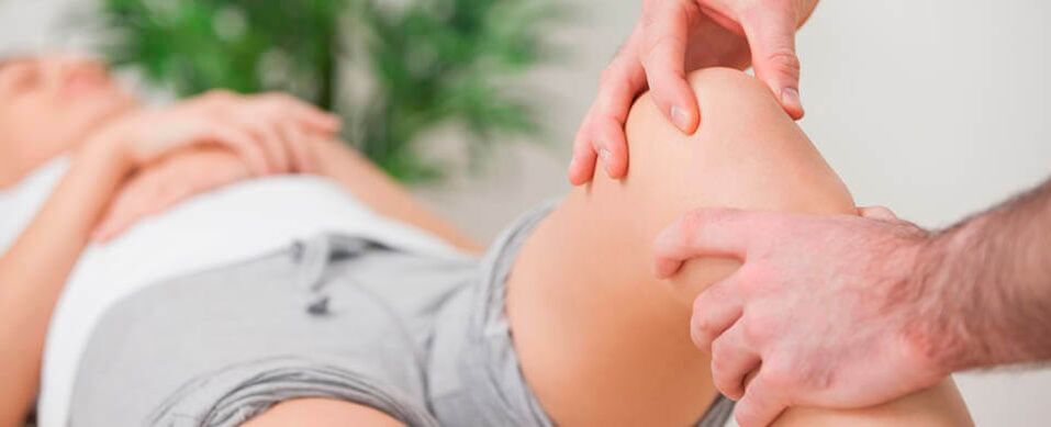 massagem no joelho