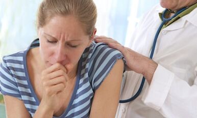 O médico examina um paciente com dor aguda nas omoplatas ao tossir