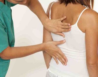 Um paciente reclamando de dor nas omoplatas em ambos os lados em uma consulta médica
