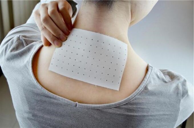 Normalmente, a aplicação de adesivos para dores nas costas não causa dificuldades. 