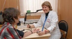 Medição da pressão arterial na consulta médica