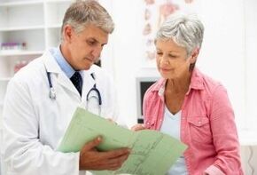 Uma mulher com artrite na consulta médica